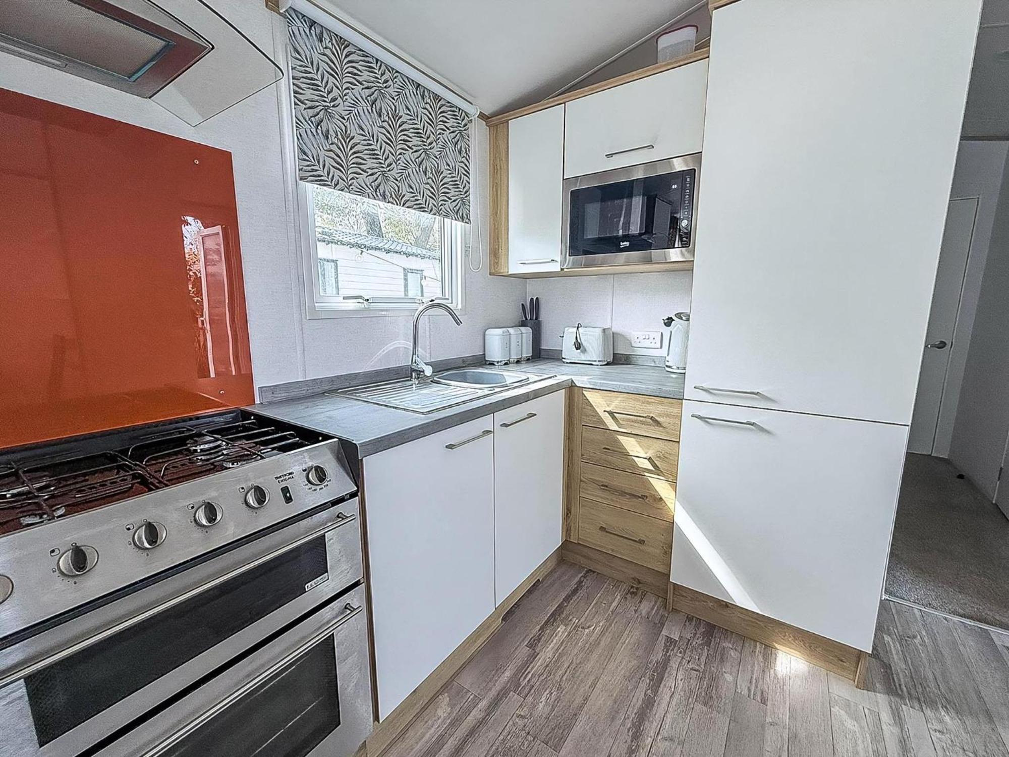 Beautiful Caravan With Decking At Azure Seas In Suffolk, Sleeps 6 Ref 32004Az لوستوفت المظهر الخارجي الصورة
